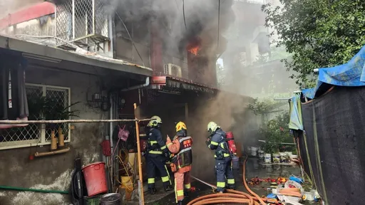 淡水老舊平房突竄火　警消馳援灌救！屋主父子急逃生