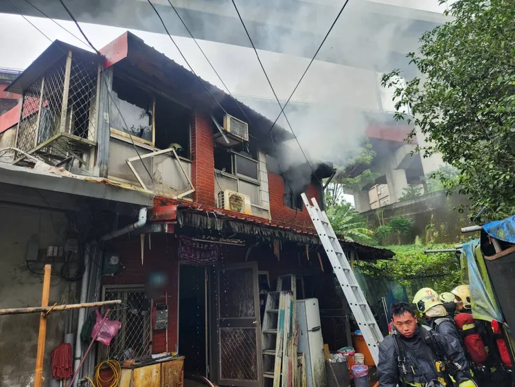 警消趕抵現場灌救。新北市消防局提供