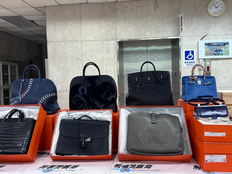 警方查獲精品包。翻攝畫面
