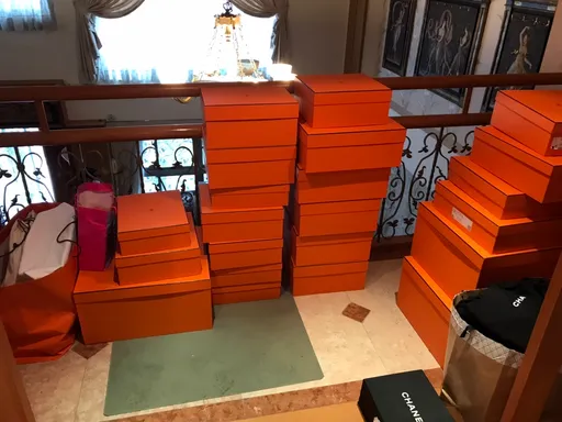 im.B吸金25億元!主嫌曾國緯豪奢生活曝光 48個名牌包直接堆地上