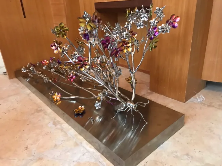 警方查獲贓款購得的銅雕證物。翻攝畫面