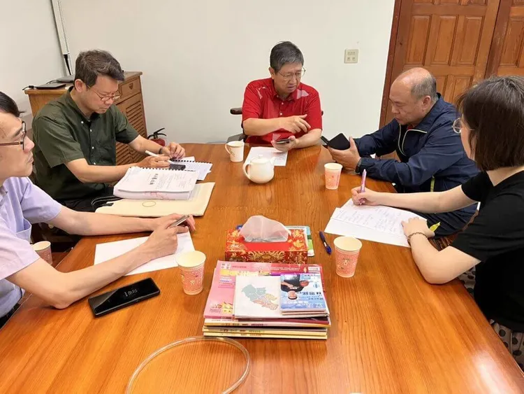 首頁 / 地方 豐邑建設建案周邊屢現天坑 新竹縣府：損鄰沒和解就不發使用執照 2023/5/19 23:55（5/20 09:16 更新） 新竹縣政府19日晚間表示，縣長楊文科（中）針對竹北市「豐采520」建案旁的社區住戶所提需求進行開會討論，會後作出包括持續對工地周邊安全檢測等4項決議，將要求豐邑建設做到。（新竹縣政府提供）中央社