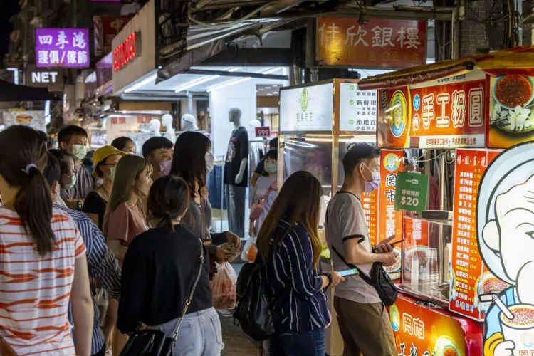 民眾假日出遊，夜市人潮洶湧。饒河街觀光夜市示意圖，台北市政府觀光傳播局提供
