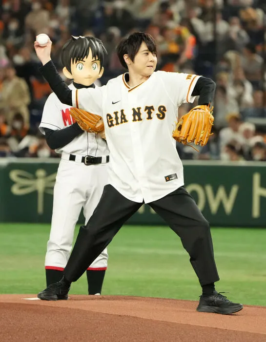 梶裕貴是日本知名聲優,本月2日還受邀在職棒比賽開球。翻攝Nikkan Sports News