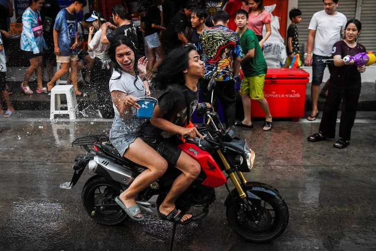 曼谷民眾過潑水節。路透社