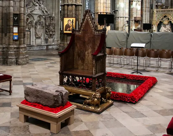 有700年歷史的加冕椅和從蘇格蘭運到的「命運之石」已放置在西敏寺。路透社