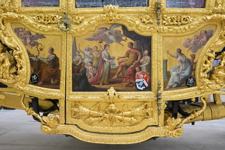 黃金馬車雖然年代久遠，但也加裝了空調與電動窗。路透社