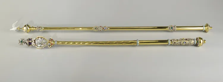 十字權杖（下）頂端的卡利南鑽石1號有530克拉。翻攝英國王室網站