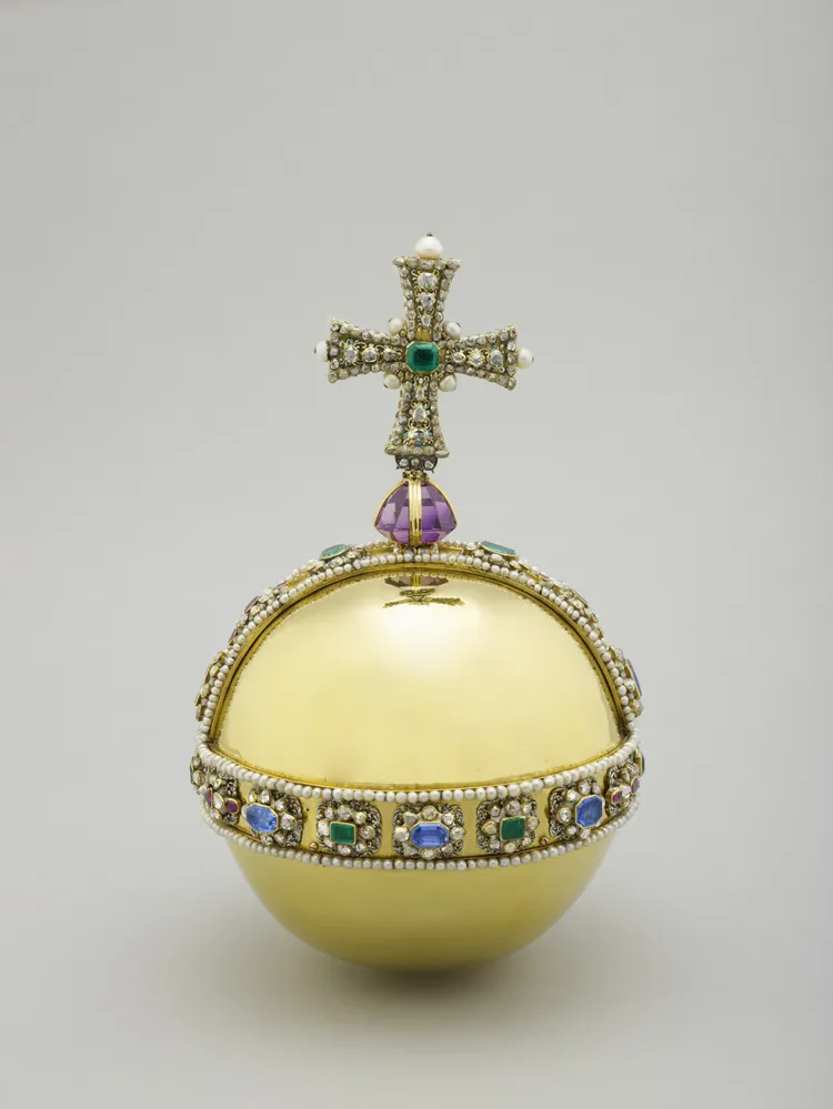 英國女王主持國會開議，也會手持象徵王權的金球。翻攝英國王室網站