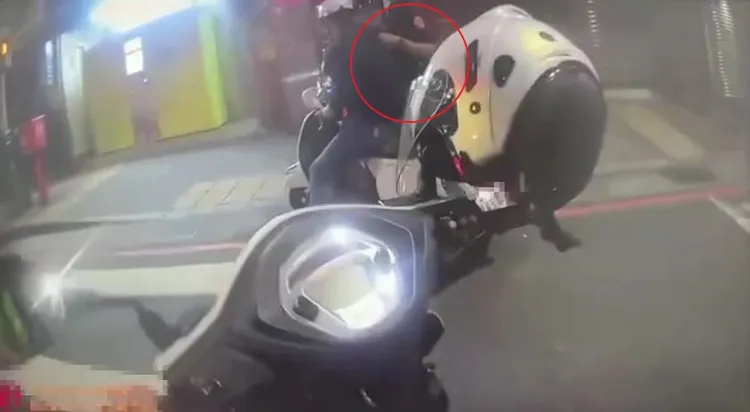 廖男欲逃逸，所長柯軍竹(紅圈處)跳上機車後座逮人。三重警分局提供