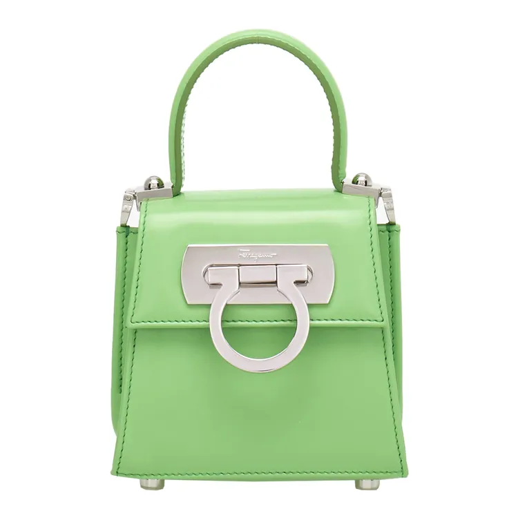 FERRAGAMO綠色超迷你Top Handle手袋，未定價。品牌提供