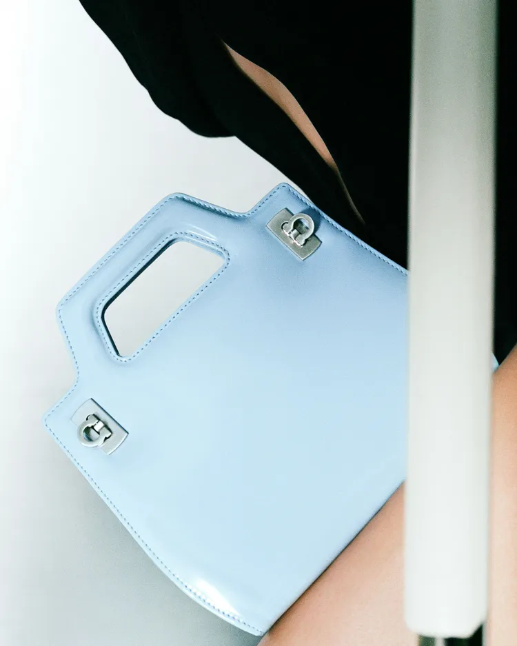 幻化出全新超迷你尺寸的FERRAGAMO Wanda手袋，原形是品牌創辦人長女Fiamma Ferragamo特地為母親Wanda所設計。品牌提供