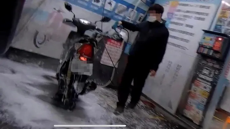 這名男騎士將錢包取走。翻攝自臉書社團我是新莊人