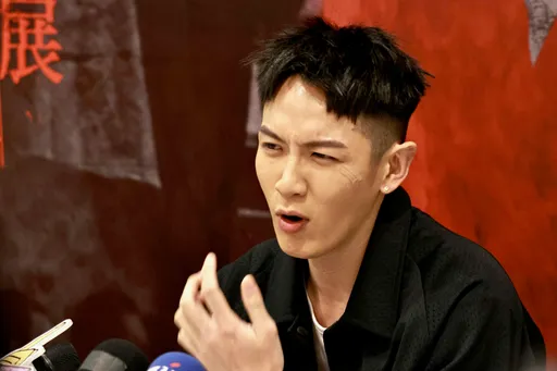 柯震東出道前就慘遭破相　被陌生人「手指插眼窩」縫7針