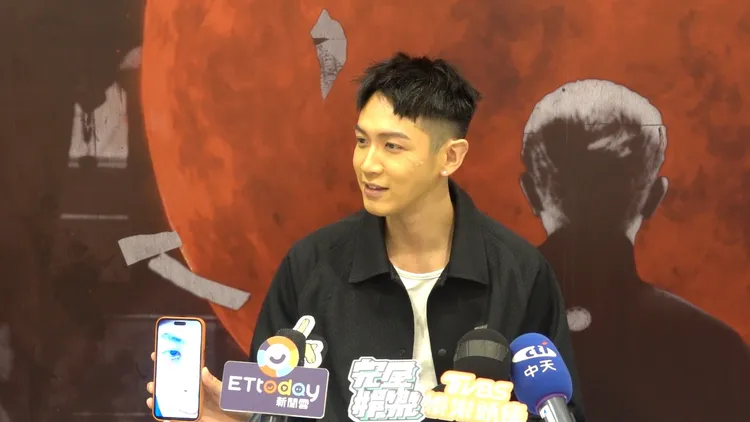 柯震東秀出當時的受傷照。施昂強攝