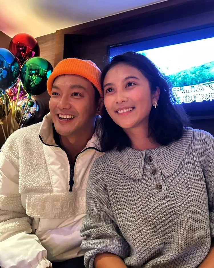 威廉（左）與老婆卓君澤積極做人。翻攝廖威廉臉書