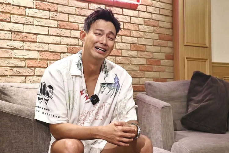 威廉模仿許效舜哭，表情十分苦。施昂強攝