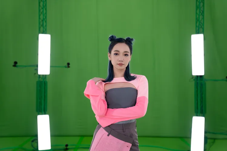 Julia在《華燈初上未來版》飾演仿生人歌姬。VIVE ORIGINALS 提供