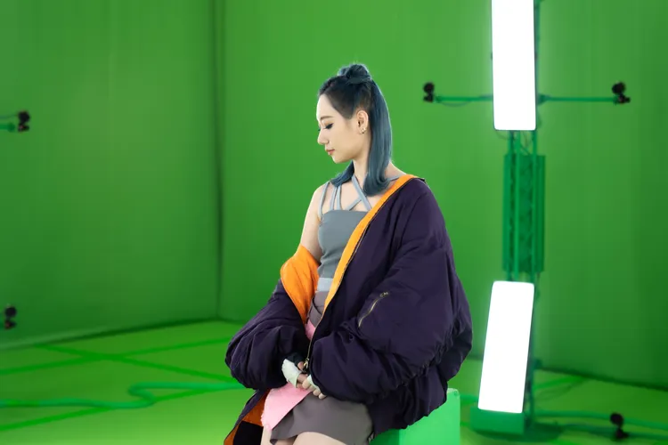 Julia日前為了《華燈初上未來版》特別進虛擬攝影棚拍攝。VIVE ORIGINALS 提供