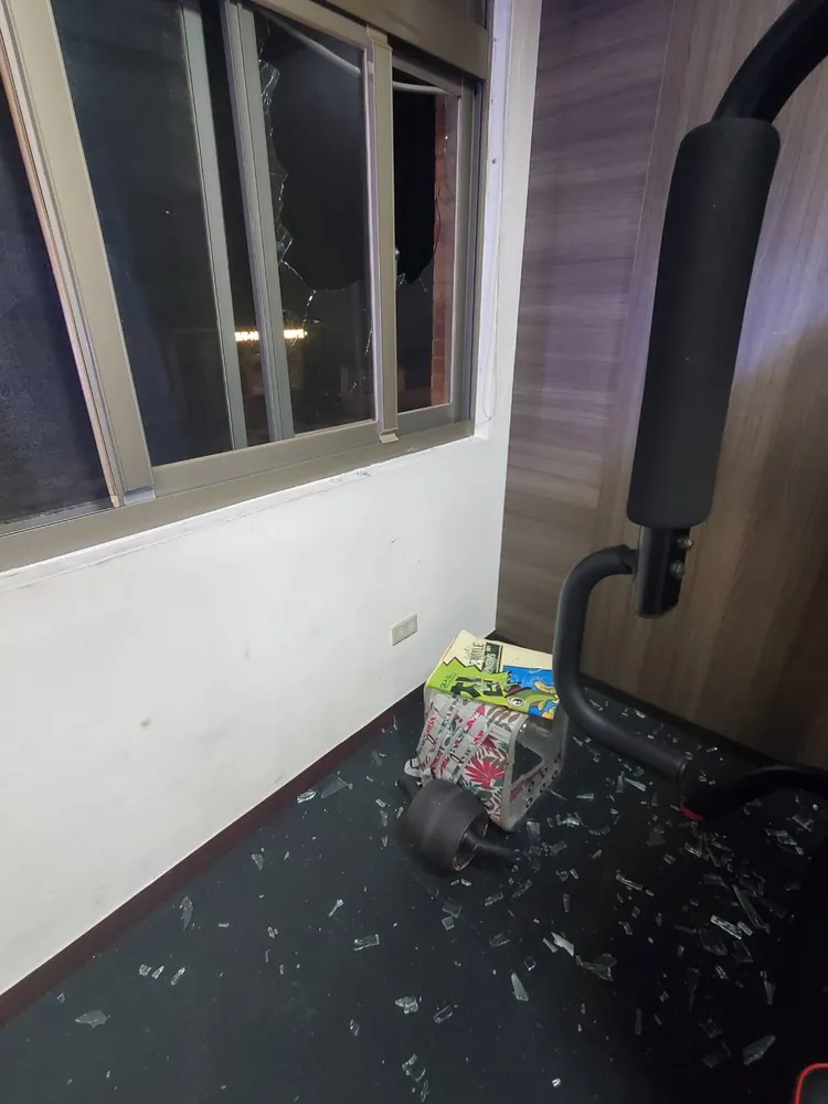 羅男住處玻璃遭砸破。三峽警分局提供