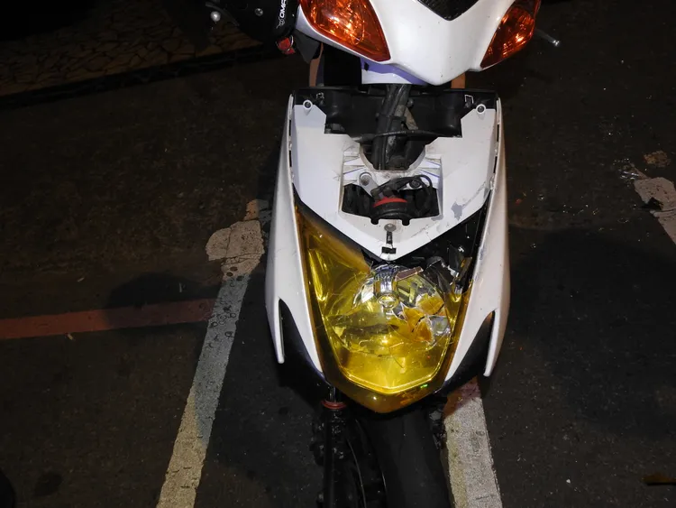 被砸毀的機車。三峽警分局提供