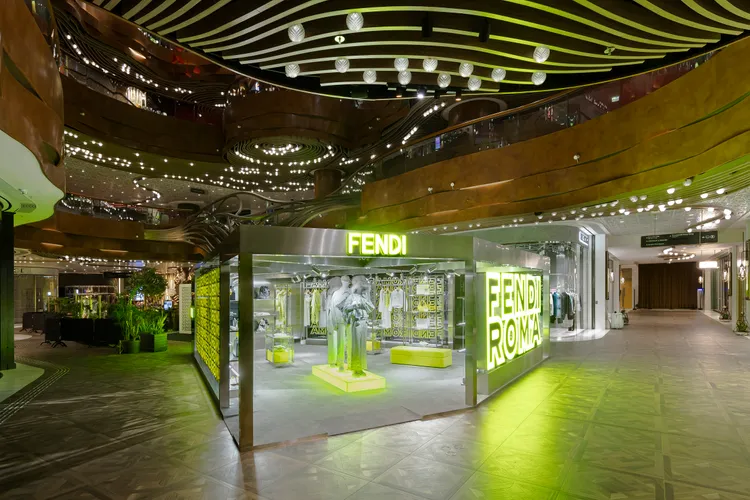 FENDI近日也在香港開設「Opera Theatre」期間限定店，主力銷售FENDI by Marc Jacobs夏季限定系列。品牌提供