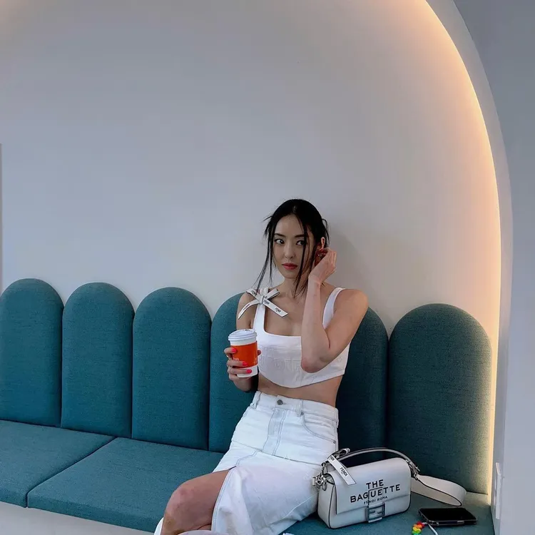 韓星李多熙展現FENDI by Marc Jacobs限定系列的夏日性感魅力。翻攝dahee0315 IG