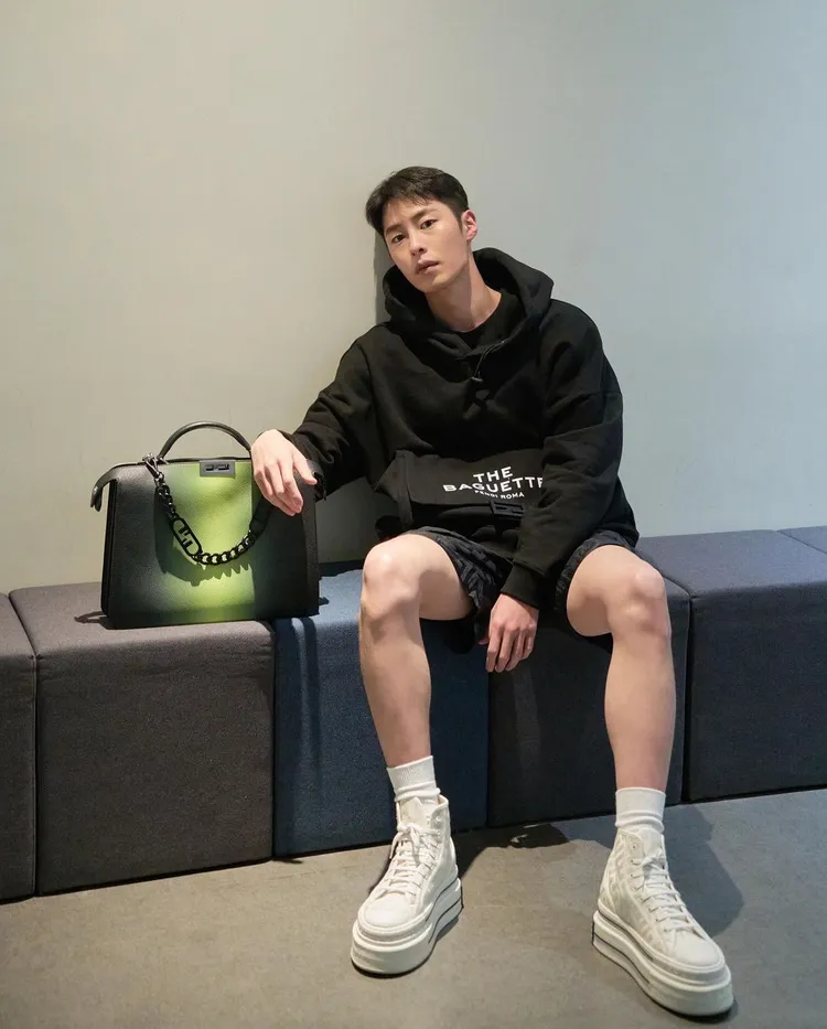 男星李宰旭也穿搭應援FENDI by Marc Jacobs限定系列。翻攝jxxvvxxk IG