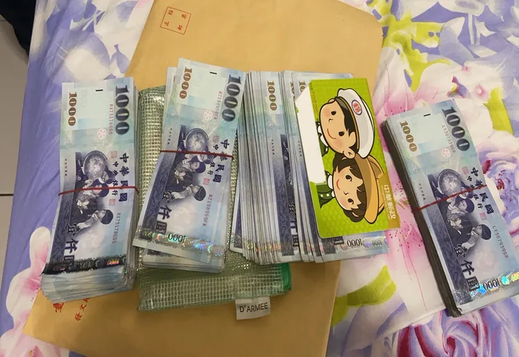 警方在現場搜出2百多萬贓款。讀者提供