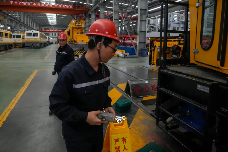 中國大學畢業生想要的工作和市場上現有的工作有所落差，年輕人比較不願意進入工廠服務。美聯社