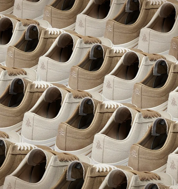 其鞋後跟分別印有「安」、「康」字樣，作為端午佳節的祝福。品牌提供