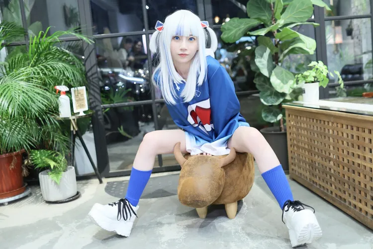 七澤米亞喜歡變裝，來台打扮成虛擬YouTuber噶嗚古拉。鄭孟晃攝