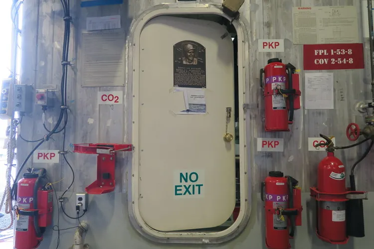 美國海軍近岸作戰艦古柏鎮號以棒球名人堂所在地為名，艙門貼有銅像影像，紀念70名戰時從軍的名人堂成員。中央社