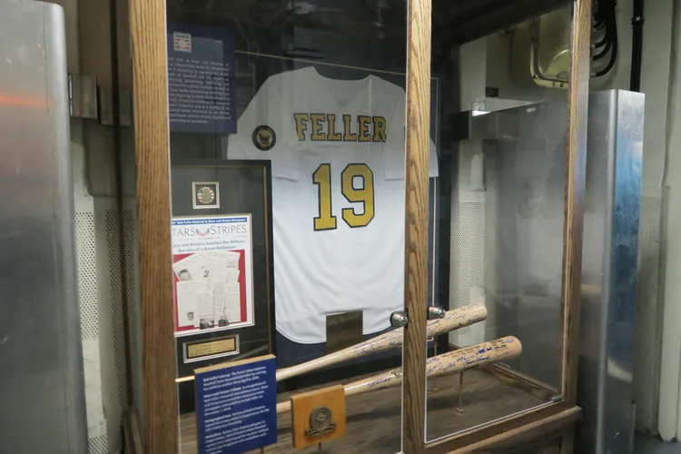 美國海軍近岸作戰艦古柏鎮號以棒球名人堂所在地為名，艙門貼有銅像影像，紀念70名戰時從軍的名人堂成員。中央社