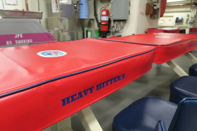 美國海軍近岸作戰艦古柏鎮號以棒球名人堂所在地為名，全艦充滿棒球元素，包括餐桌墊所繡「重砲手之家」（Heavy Hitter's）字樣。中央社