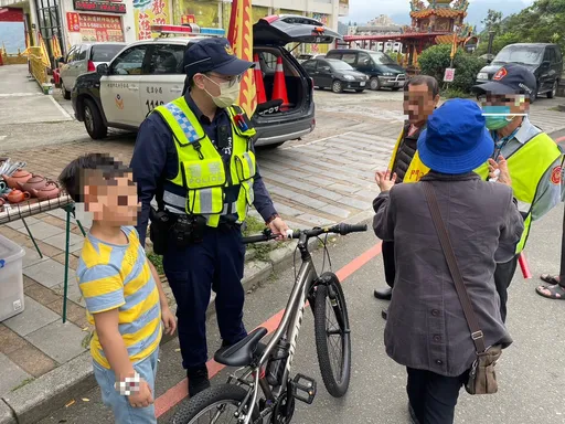 男童騎單車遊桐花迷途 機警求助!龍潭警順利幫他找到家人