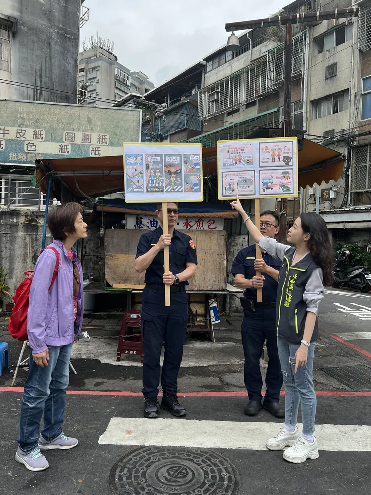 永福里長陳紫渝與警方一起拍攝宣導短片。永和警分局提供