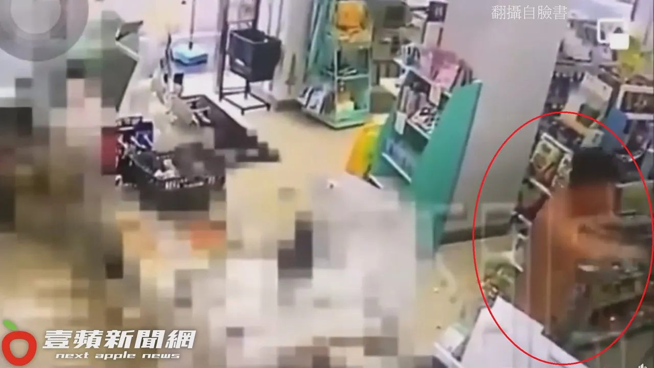 兩警遭朱男逼退後,他暴吼振臂怒氣值破表。翻攝自臉書
