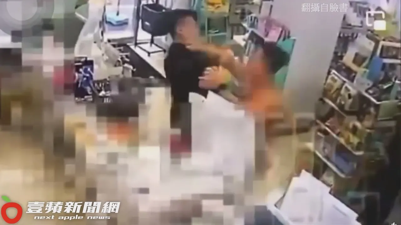 接著返身暴打短袖瘦高警。翻攝自臉書
