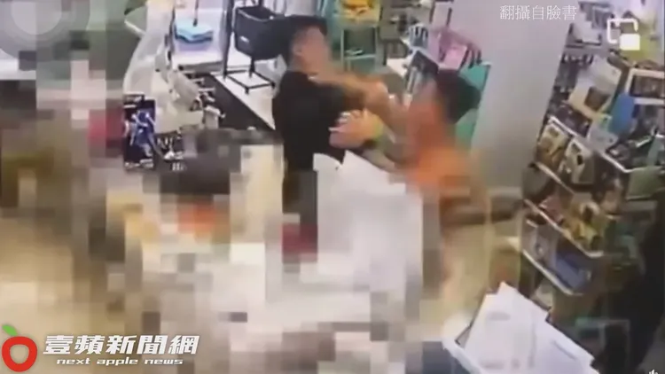 接著返身暴打短袖瘦高警。翻攝自臉書