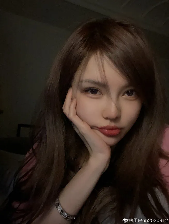 周揚青新造型，瞬間像回到10年前的模樣。翻攝周揚青的微博