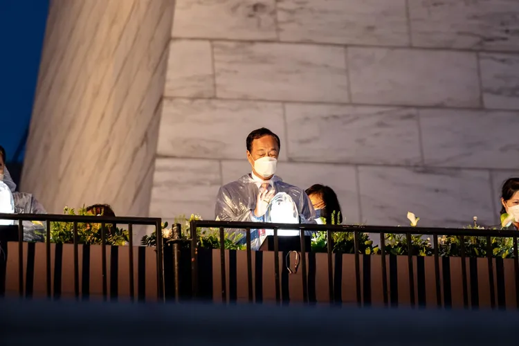 郭台銘昨晚參加浴佛節活動。翻攝自郭台銘臉書