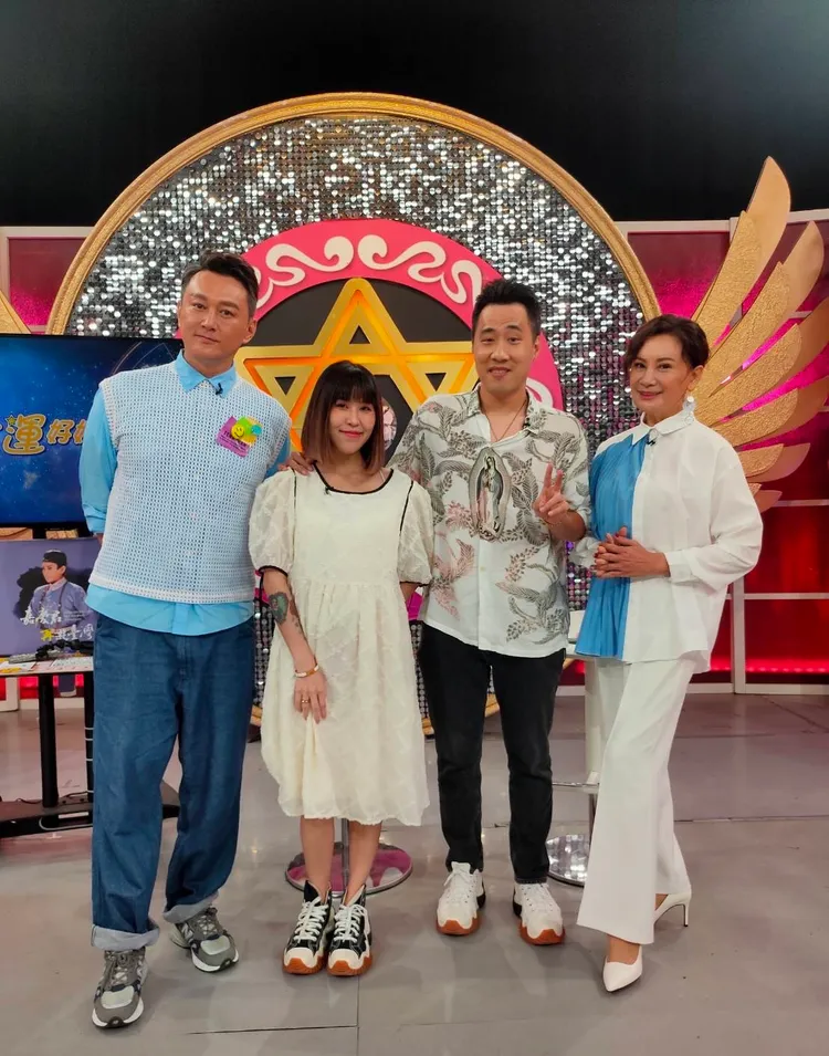 余祥銓（右二）和柔柔（左二）接受《命運好好玩》主持人陳亞蘭（右）、何篤霖的祝福。鴻凱娛樂提供