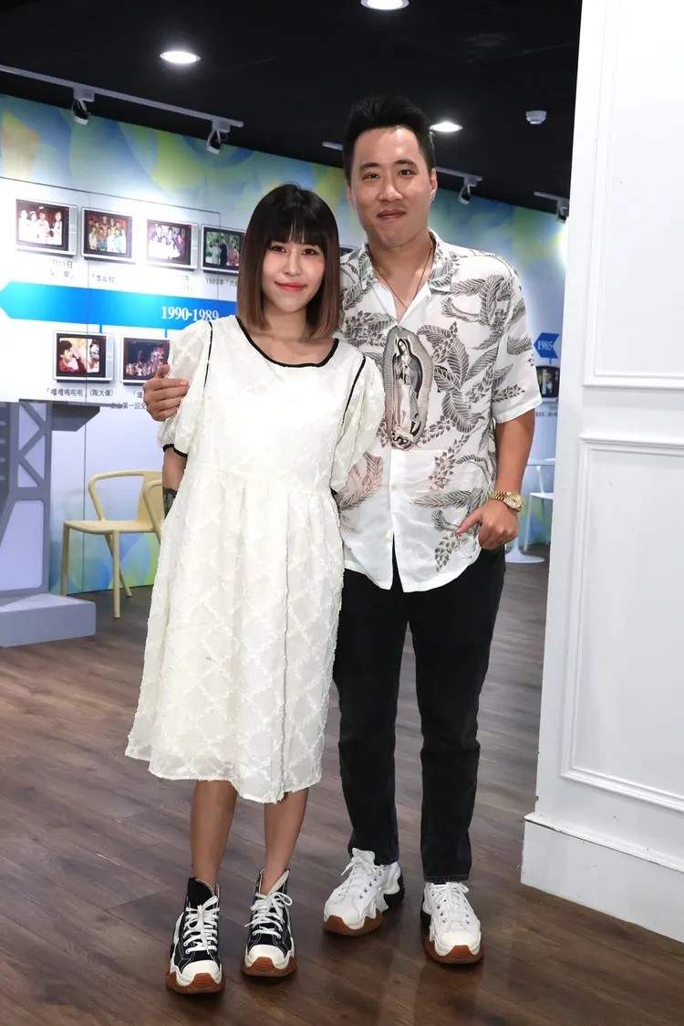 柔柔（左）懷孕14周，身材仍纖細，余祥銓貼心包辦家務事。鄭孟晃攝