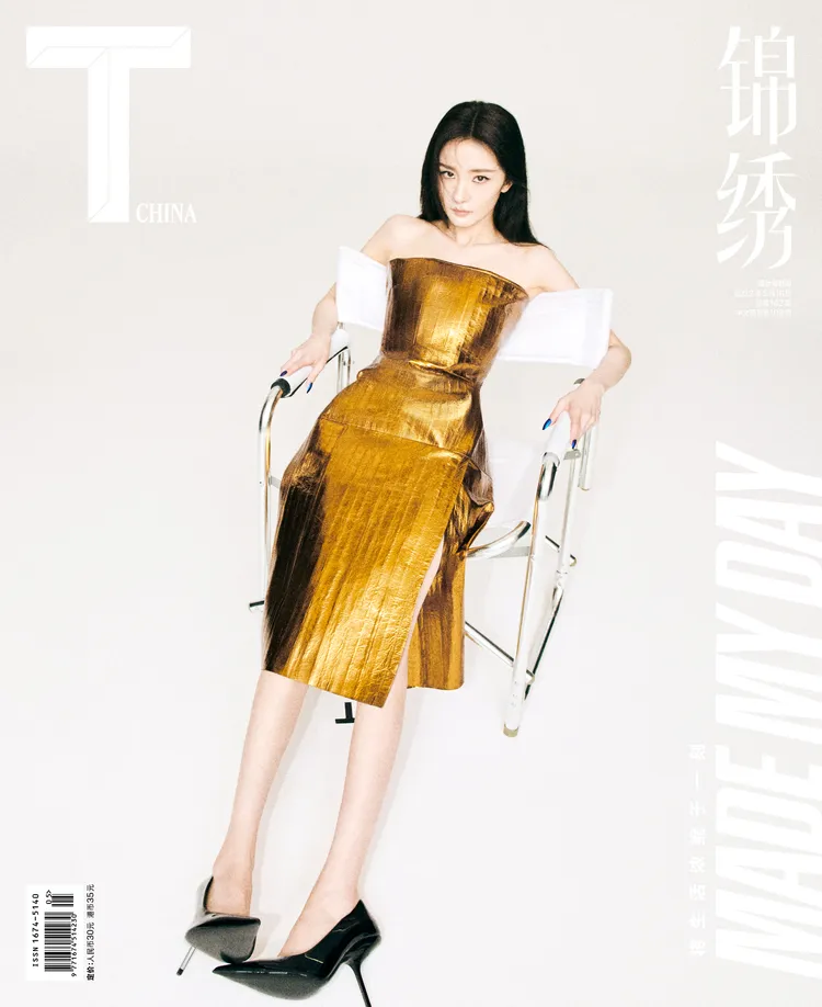 楊冪身著FERRAGAMO早秋鰻魚皮革緊身平口洋裝，渾身散發女王氣場。翻攝楊冪工作室微博