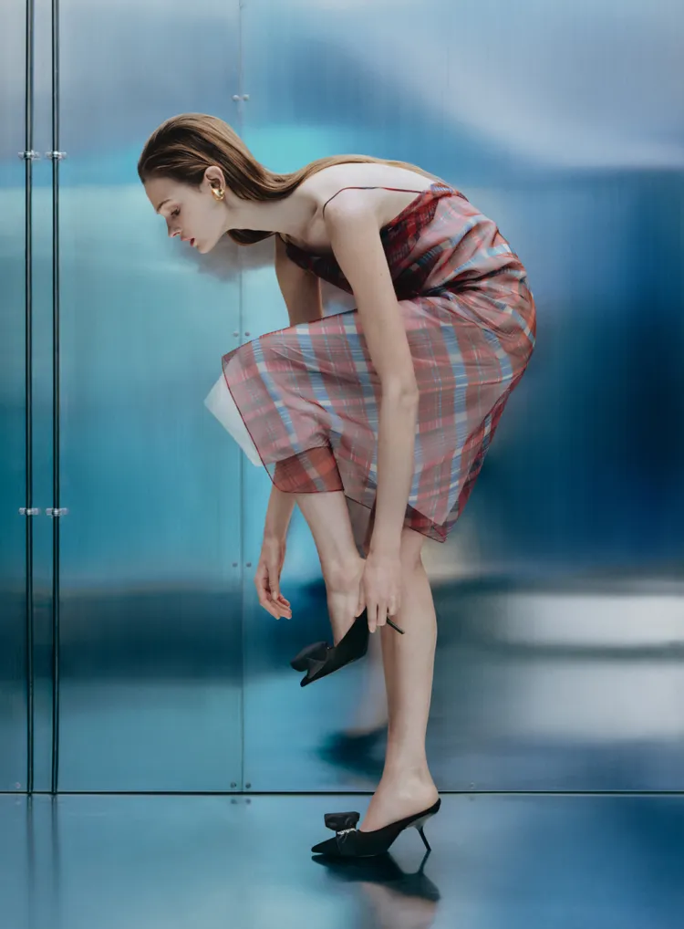 FERRAGAMO創意總監Maximilian Davis將美國西部情懷注入在極簡主義輪廓之中，展現出卸下好萊塢浮華魅力後的慵懶風格。品牌提供