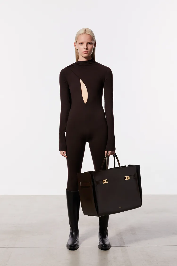 楊冪選穿的FERRAGAMO早秋系列針織連身褲，並非常人好駕馭的款式。品牌提供