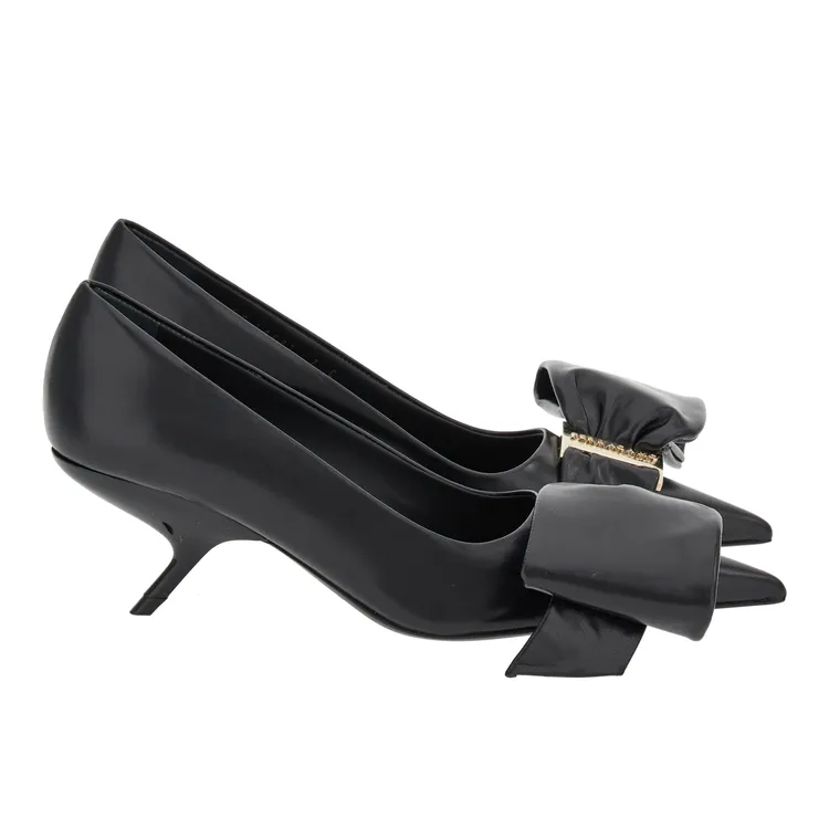 黑色皮革蝴蝶結造型低跟包鞋，未定價。品牌提