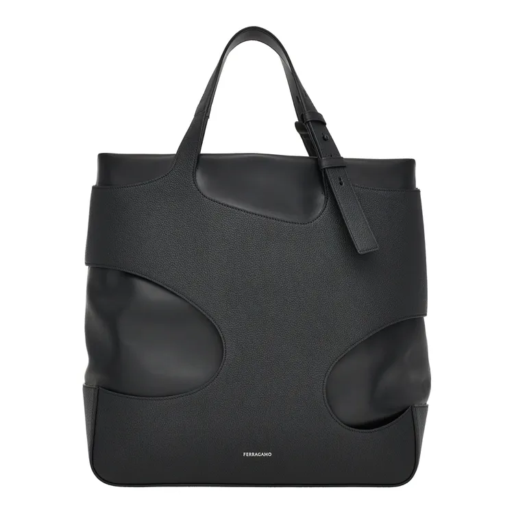 黑色皮革鏤空手提包，未定價。品牌提供