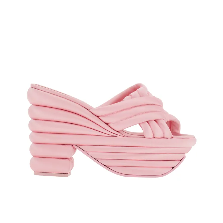 粉紅色造型厚底鞋，未定價。品牌提供